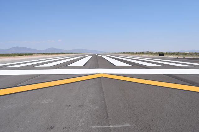 runway white lines r